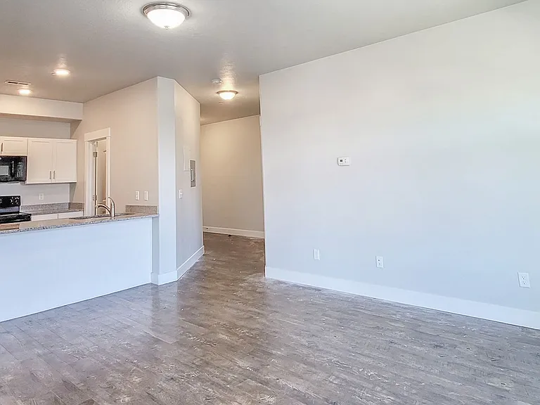 166 W 200 S — Photo 2