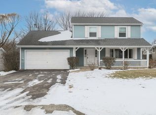 204 Valley Dr, Lindenhurst, IL 60046