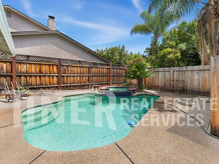 8 Saratoga Cir — Photo 22