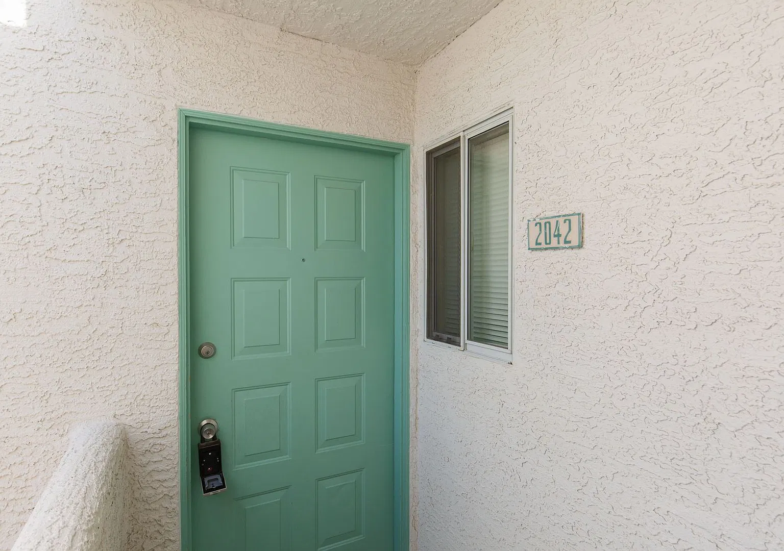 New paint. 2nd floor unit in gated NW complex — Photo 2