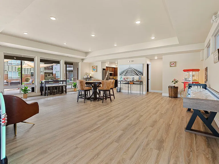 Brooklyn West Apartments — Photo 18