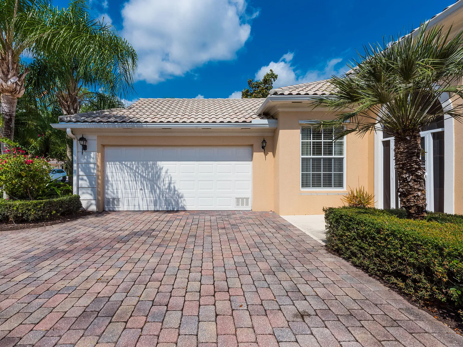 3 bed, 3.0 bath, 2001 sqft, $7,900 — Photo 2