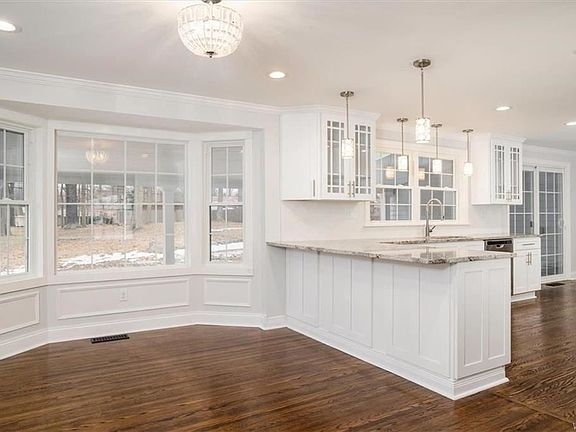5th image of 90 Rollingwood St