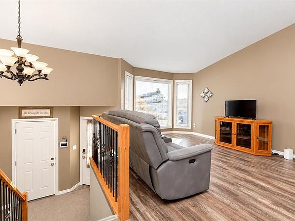 4th image of 44 E Isaacson Cres