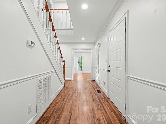 5th image of 212 Rose Arbor Ln
