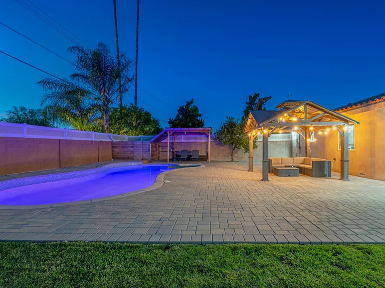 10146 Amestoy Ave — Photo 36