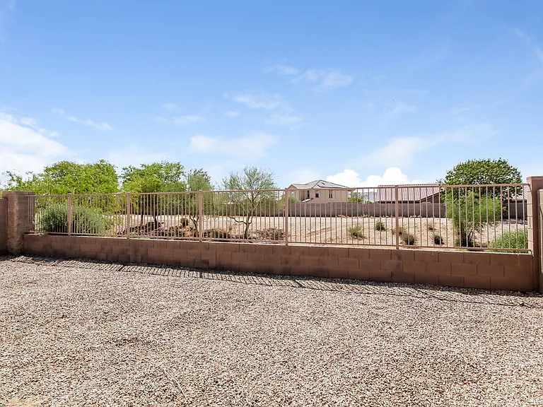 2431 W Gaby Rd — Photo 16