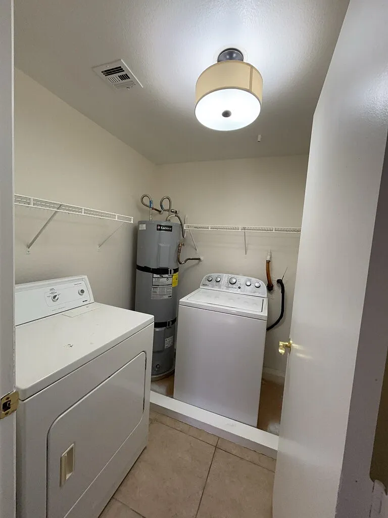 2 bed, 2.0 bath, 888 sqft, $1,095 — Photo 2