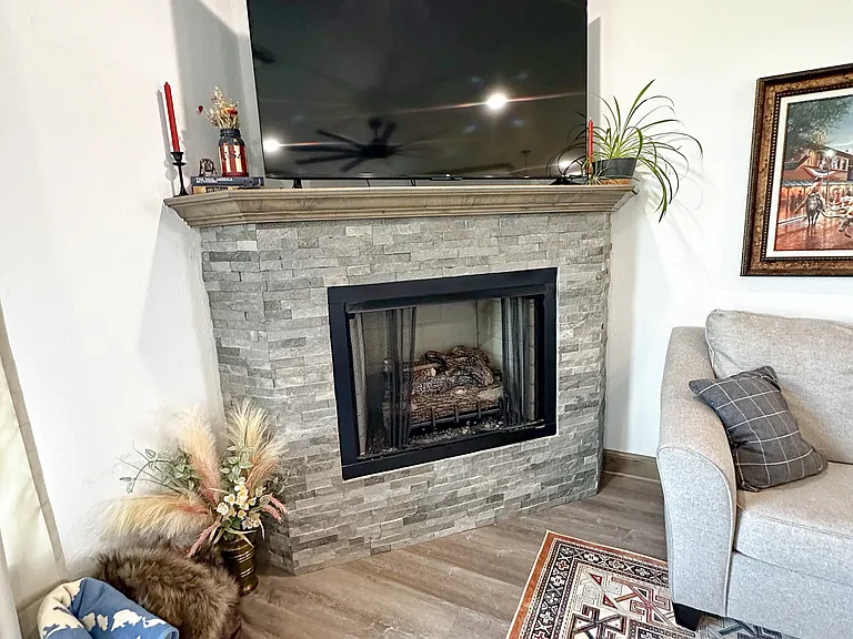 1035 Greenview Dr — Photo 6