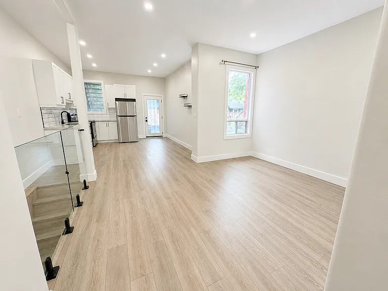 482 King William St — Photo 6