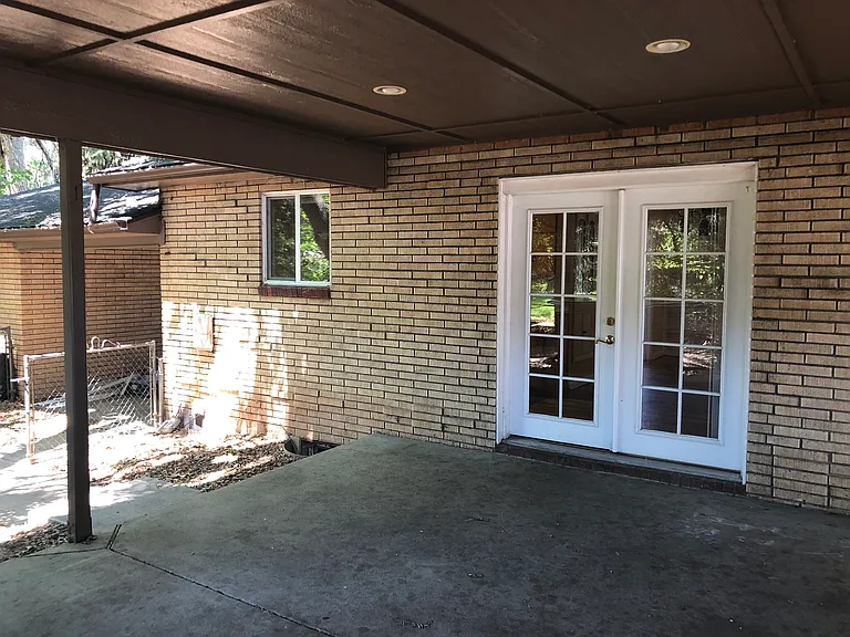 633 E Stuart St — Photo 2