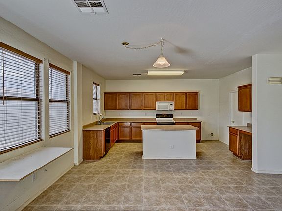 2nd image of 45775 W Guilder Ave