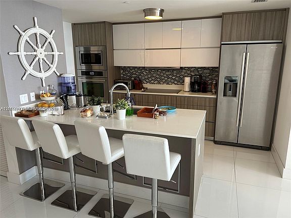 4th image of 600 NE 27th St APT 3003