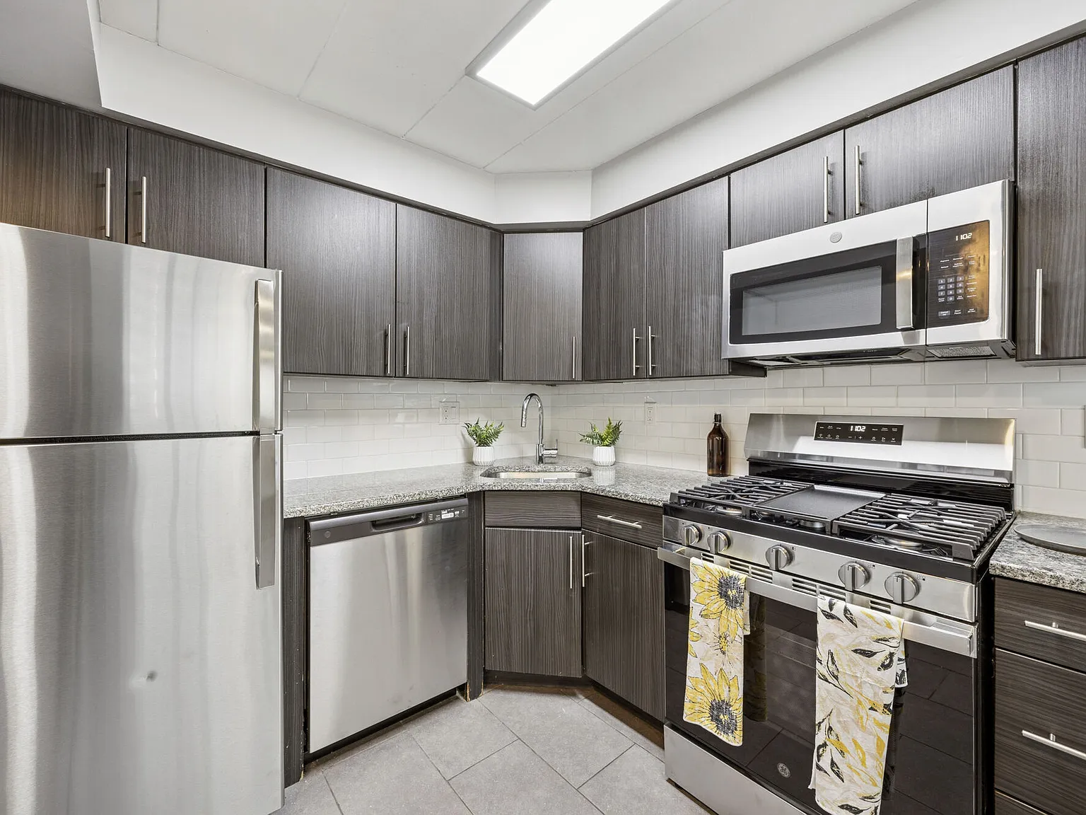 Leverington Court Apartments — Photo 1