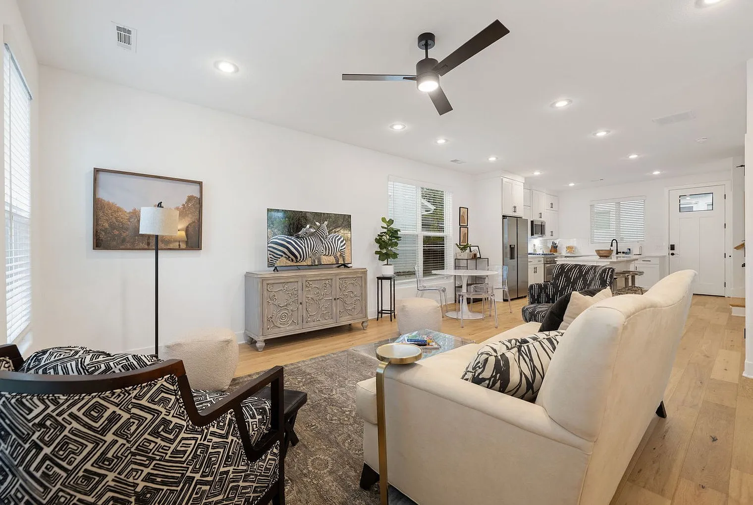 2 bed, 2.0 bath, 1291 sqft, $4,579 — Photo 2