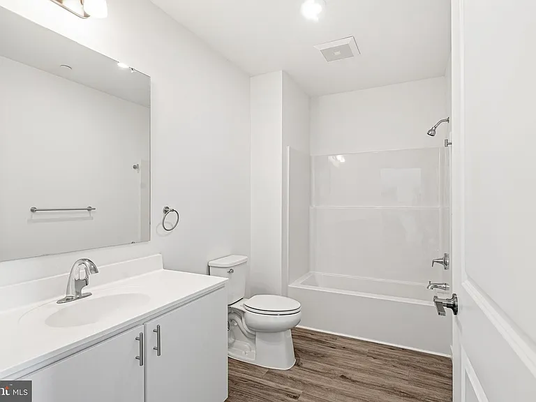 915 N Broad St #17-604 — Photo 11