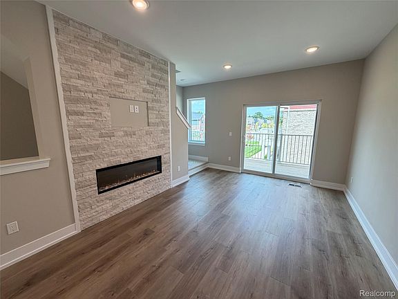 5th image of 751 Canterbury Ln