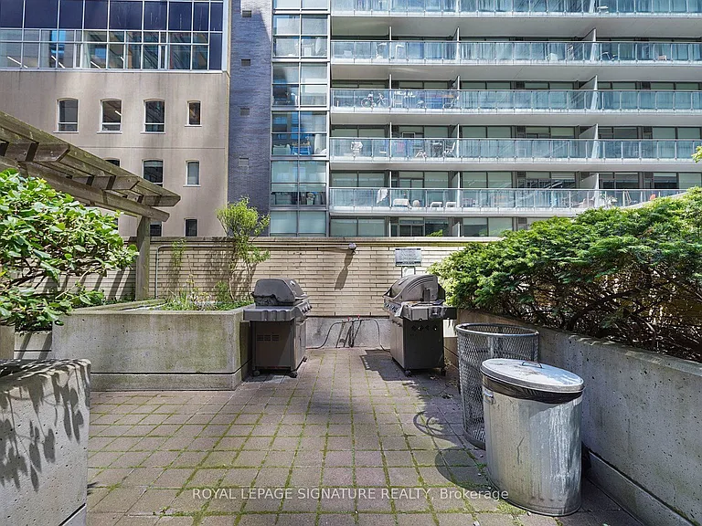 438 King St W #1417 — Photo 29