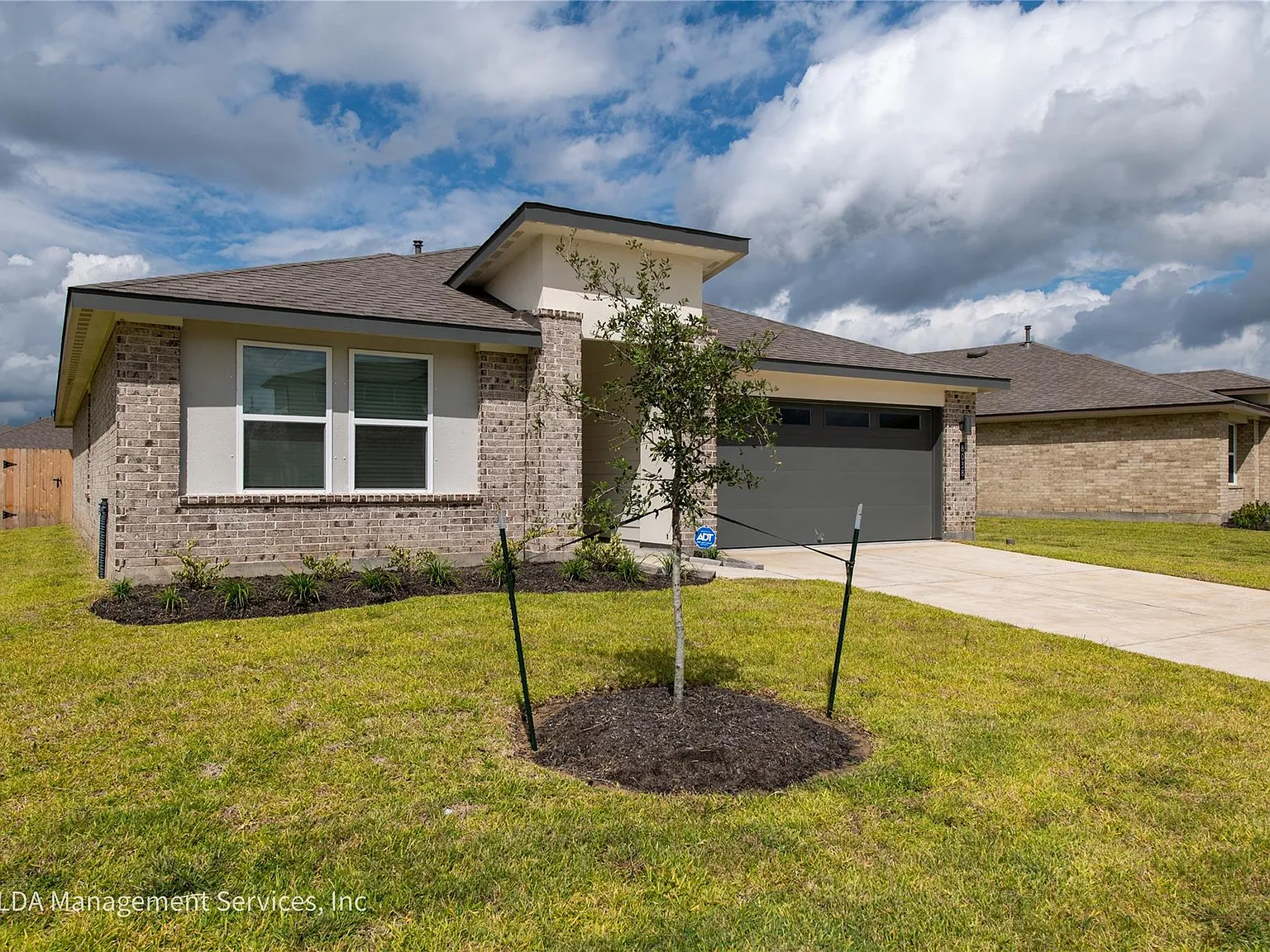 4 bed, 2.0 bath, 1796 sqft, $2,100 — Photo 2
