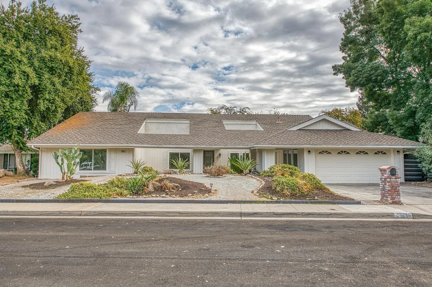 2588 Laverne Ave photo 1