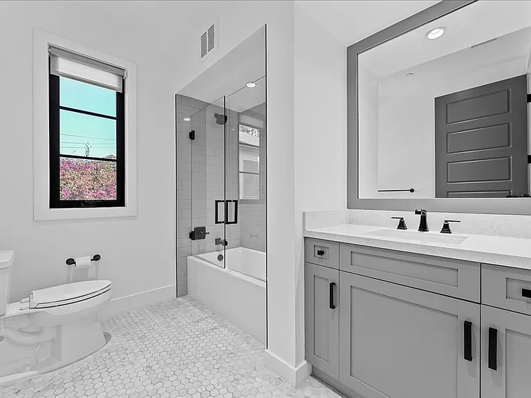 1348 S Burnside Ave #4 — Photo 5
