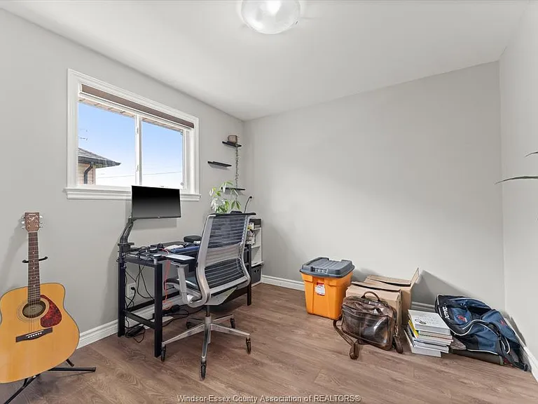 3185 Viola Cres — Photo 10