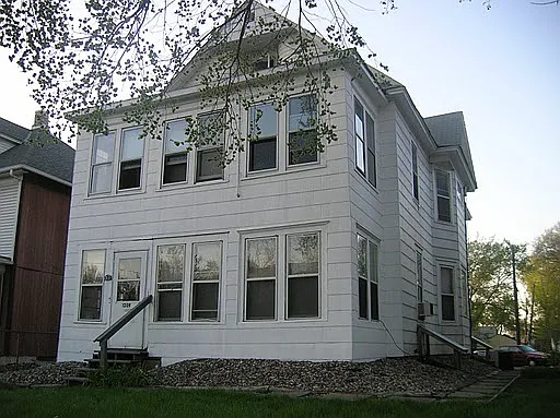 6 bed, $2,600 — Photo 1