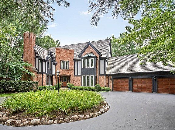 CIRCULAR DRIVE, 3 CAR GARGE