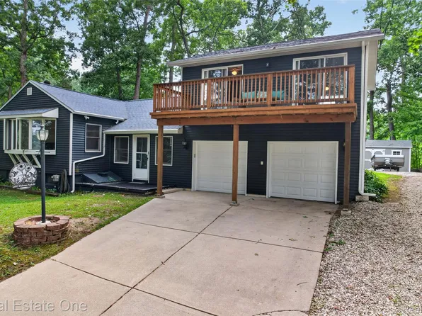 2093 Webster Park Dr, Howell, MI 48843