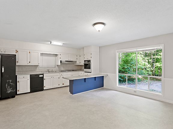 5th image of 108 Woodlawn Dr NE