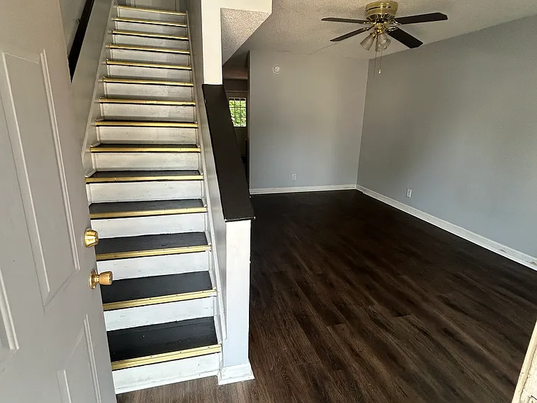105 Hickory Trce #3 — Photo 8