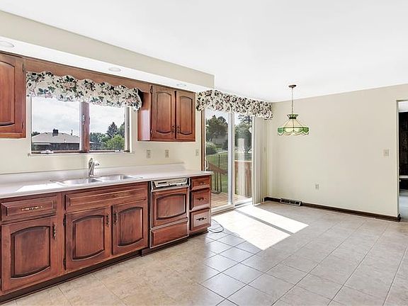 5th image of 551 Charles Dr