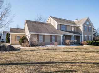1601 Legend Hill Ln, Waukesha, WI
