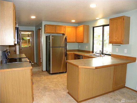 2nd image of 180 NE Riverhill Ln