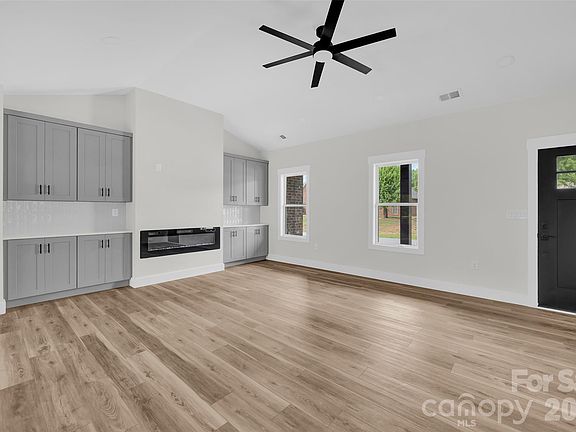 5th image of 906 4th St NE