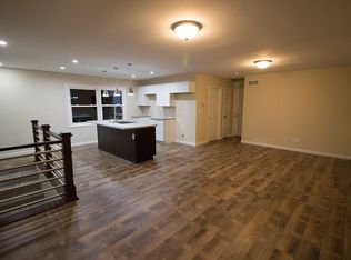 123 S 9th St, Le Claire, IA 52753