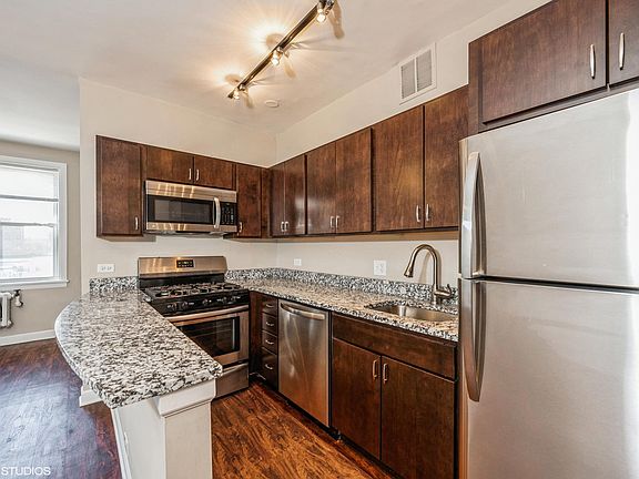 3rd image of 432 W Belmont Ave #303