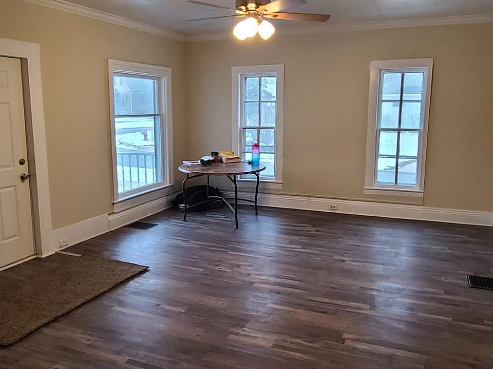Living Room/Entrance
