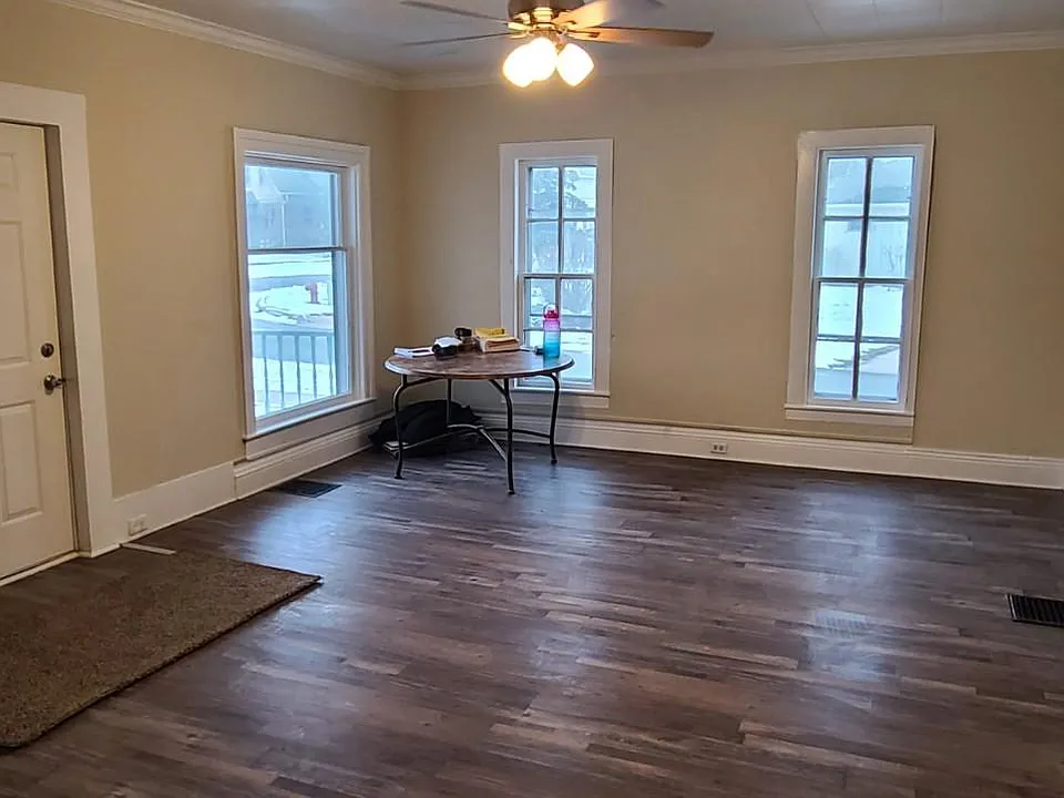 Living Room/Entrance