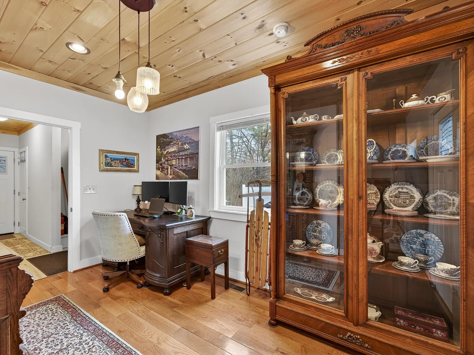 3 bed, 2.5 bath, 2400 sqft, $3,000 — Photo 3