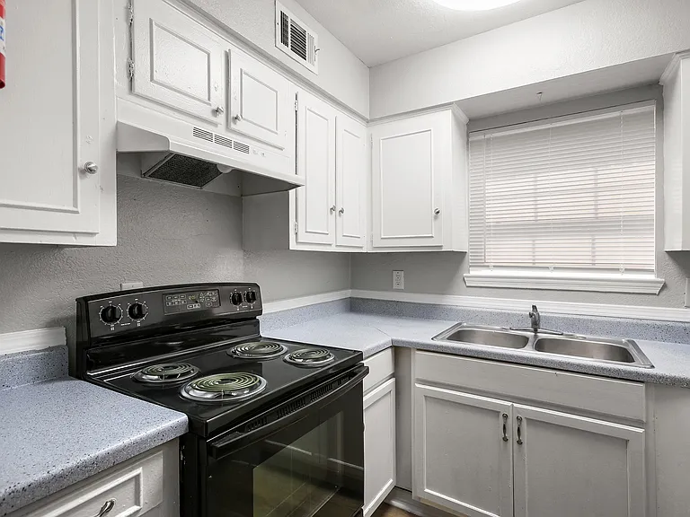 Casa Grande Apartments — Photo 21