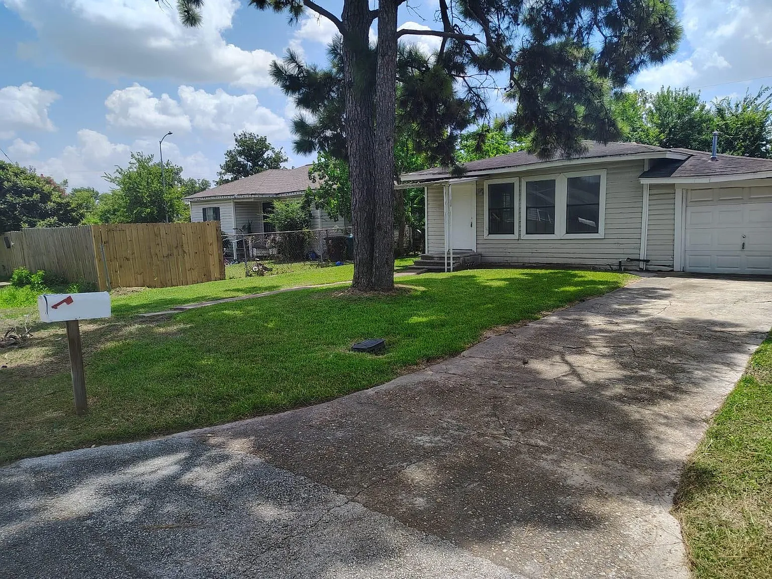 3 bed, 1.0 bath, 1058 sqft, $1,250 — Photo 3