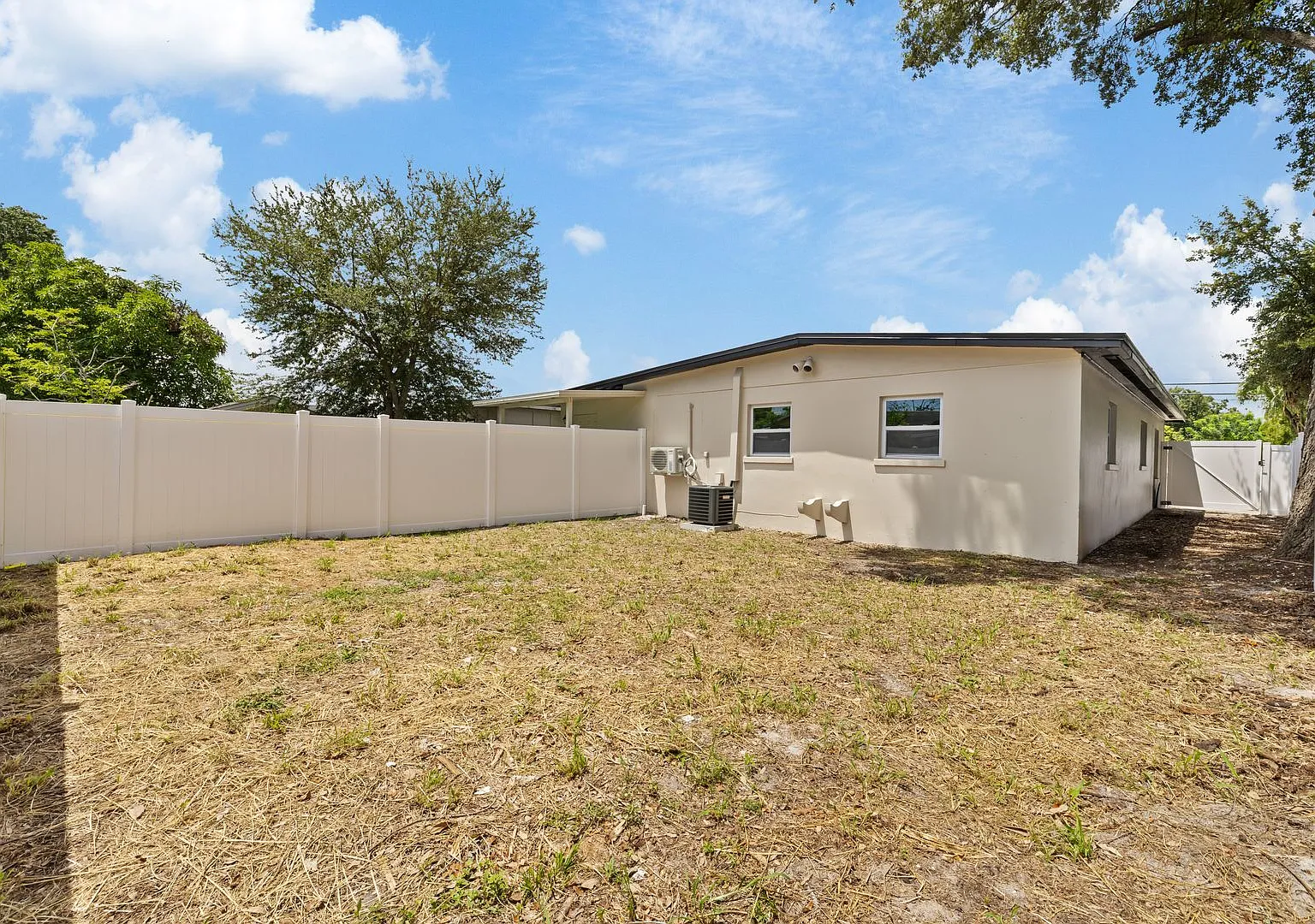 Cozy Single Family Home Available Now! (Utilities Included) — Photo 3