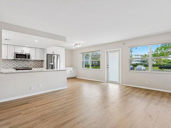 3rd image of 1033 Oakridge D