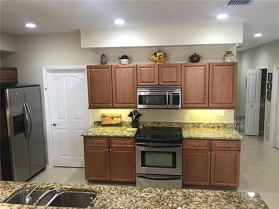 4th image of 612 Wells Ct Unit 202