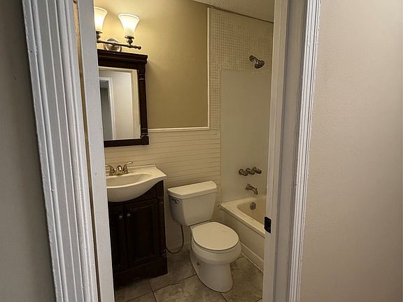 5th image of 242 Clubview Dr