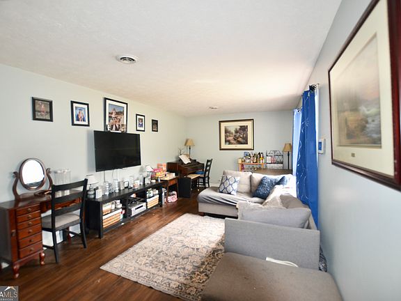 3rd image of 172 Merrybrook Dr