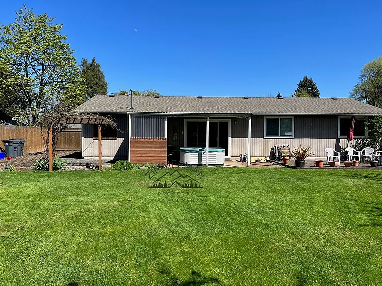 1060 Randall St — Photo 12