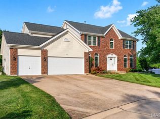 16301 Autumn Crest Ct, Ballwin, MO 63011