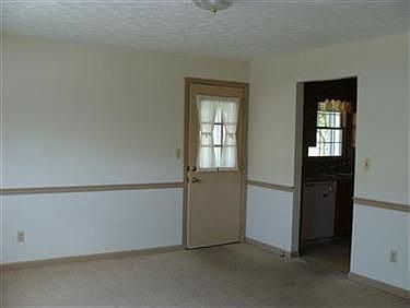 3rd image of 954 Canterbury Ln